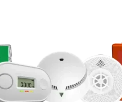 Assortiment brandpreventie: brandblussers, noodverlichting, melders, EHBO-koffer en blusdeken